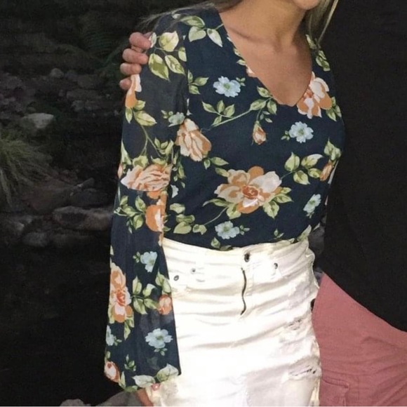 Floral top - Picture 2 of 2